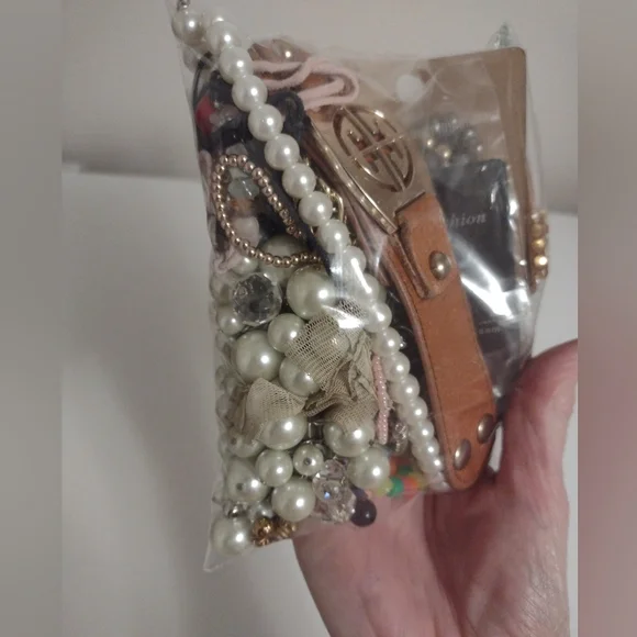 Craft Bag Of Broken Jewelry Vtg-now For Art Projects Etc Faux Pearls - Picture 2 of 6